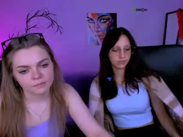 evelina_sun_ — GOAL: twerk [16 tokens remaining] Welcome to my room! #lovense #natural #bigboobs #smoke #18