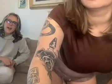 lill_daddysgirl — Take off our tops! [907 tokens left] #Lovense #couple #natural #sensual # #lesbian