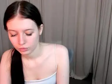 lolla_awesome — GOAL:Lick ice close to cam [4 tokens remaining]