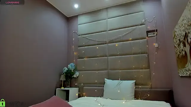 Adeline_Perle — Lick your shoulder