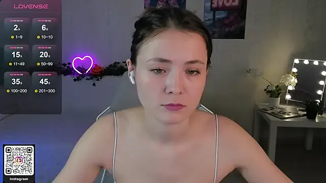 Akemila — undress completely