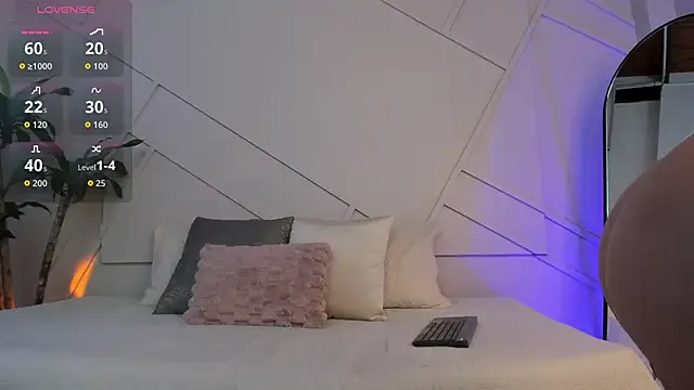 alanarouge — Open legs and rub clit 