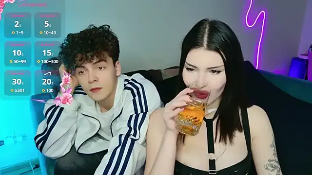 AliceQuenby — show boobs