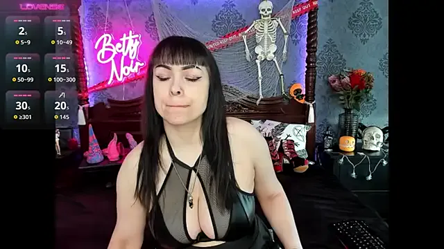 BettyNoir — sloppy deepthroat 