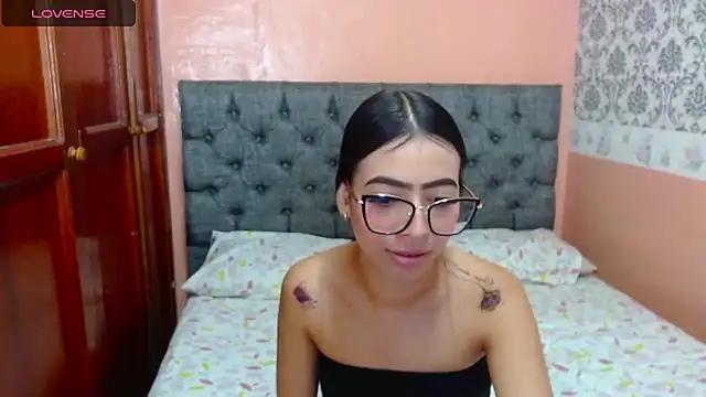 Crystal_Walls from StripChat is Freechat