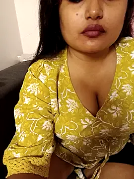 Cuty-Lina — Ass show in public