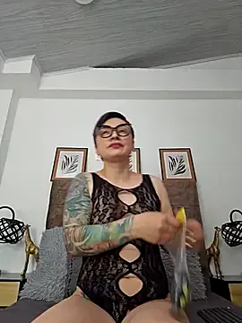 Daniela_Leonn — Im sit in your face 