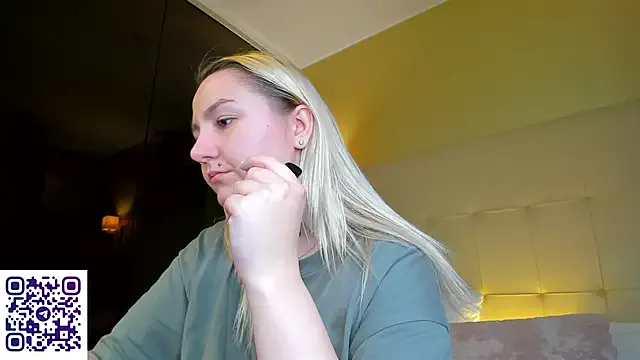 Debbie_Taylor — tease with a bathrobe ;)