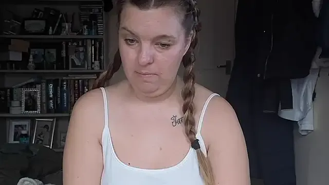 Demi_WelshX — lets get my boobs out 