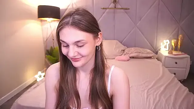 DiamondGoldie — Slapp naked butt