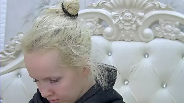 EllieFrosty_ — Kiss you Ellie - look and smile at  cam