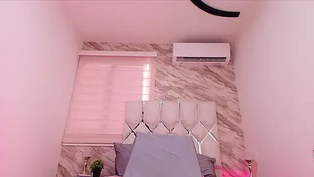 ellisrossi — ice on my pussy