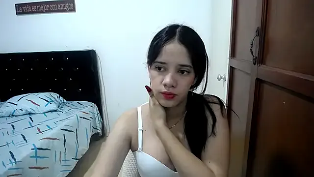 emili_veryhot — show pussy