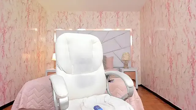 Emily_Whinfre — SPREAD ASS +SPANK ASS 