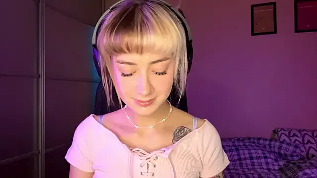 EmilySkyline — Show my ass