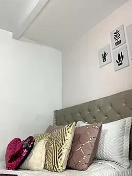 ImAlicee — Naked +play with my dildo