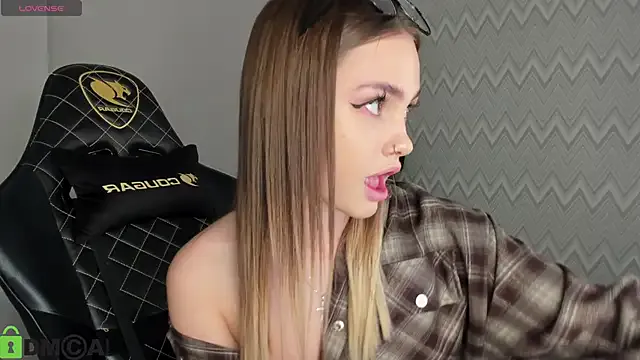 KarinaBroks — spank boobs