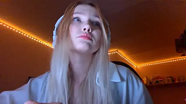 KarinRobertson — Flash boobs and make nipples hard