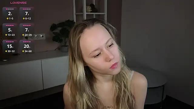 KatieGingell from StripChat is Freechat