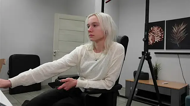 Laura_Chaplin — oil my body