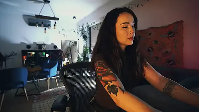 Leona_Mell — naked tease