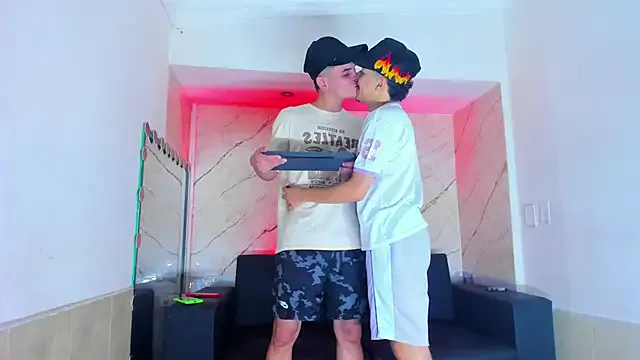 liam_coleman25 — kiss hot