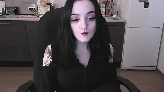 linaa__tyaan — show tongue piercing