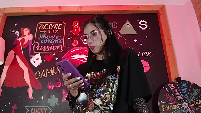 Lola_Pierce —  Deep throat tease