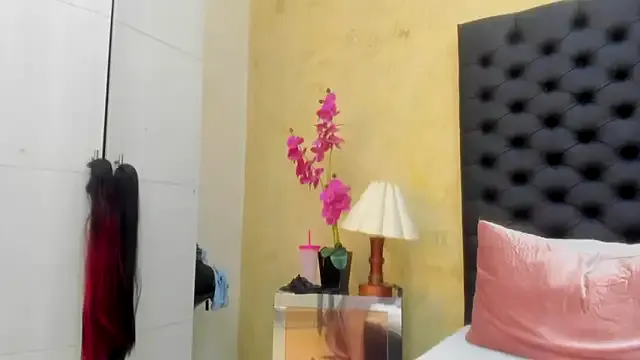 NahomiWhitel — cum show