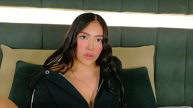 nicolle_pierce — handjob + blow on the tip of your dick