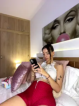 nicolleferragamo — Freechat on StripChat