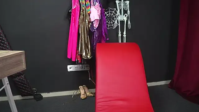 OliviaSmith — clit play