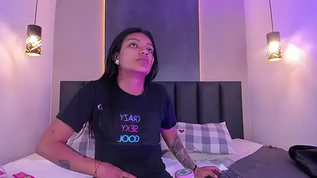 rachellmartinez — Show momymilkers, in close-up