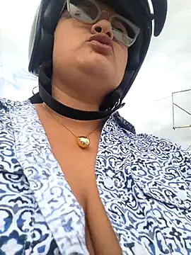 Roxiisecretary — Naked and finger in pussy 