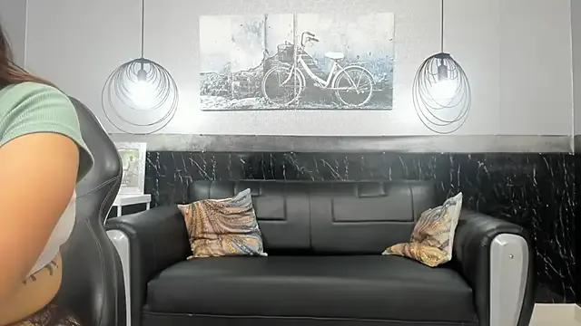 RoxyVixen — fingers on my ass 