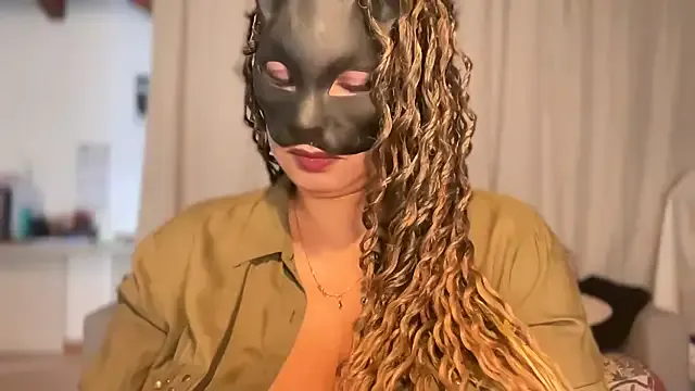 SCARLET-SANTANA — Playing with my naked boobs TETTE NUDE!