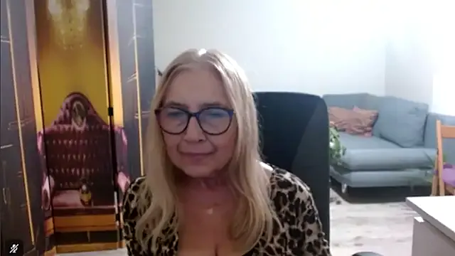 sofia_xkiss — bra off top on xx