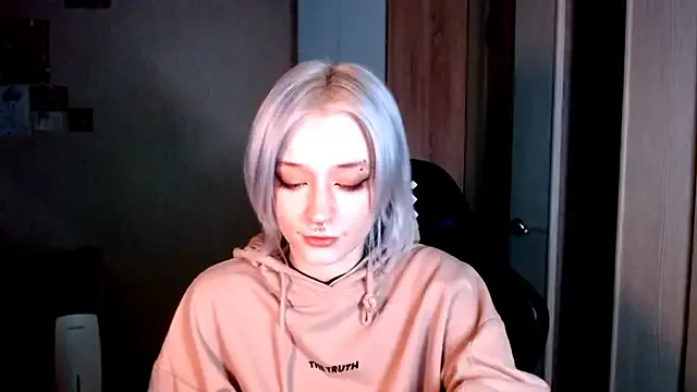 SophiaLur — show my bare back