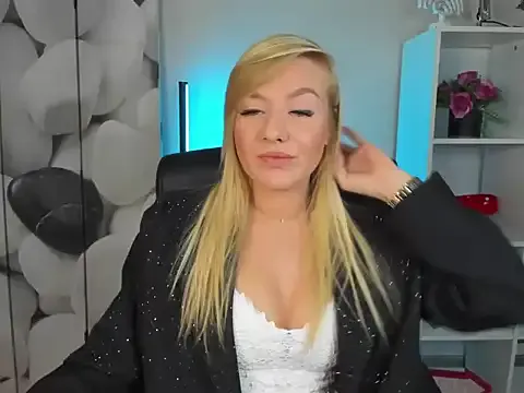 SweetLaura2 — Freechat on StripChat