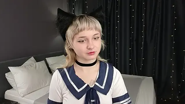 Tori_Cutie — bit lips + eye contact