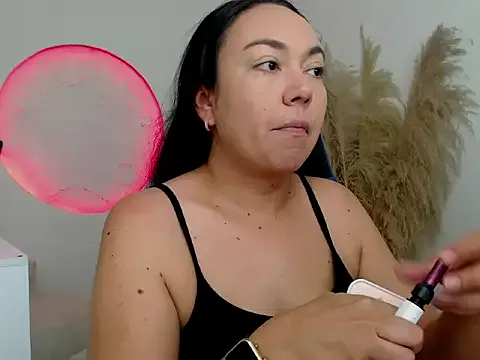 Yadis_hot — show tits + oil